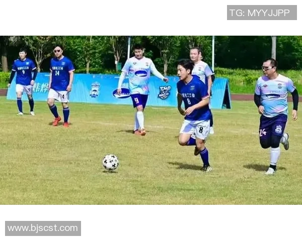 日本拍照足球明星盘点及其在球场外的魅力瞬间 日本拍照足球明星盘点及其在球场外的魅力瞬间